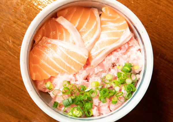 サーモンとネギトロの二色丼